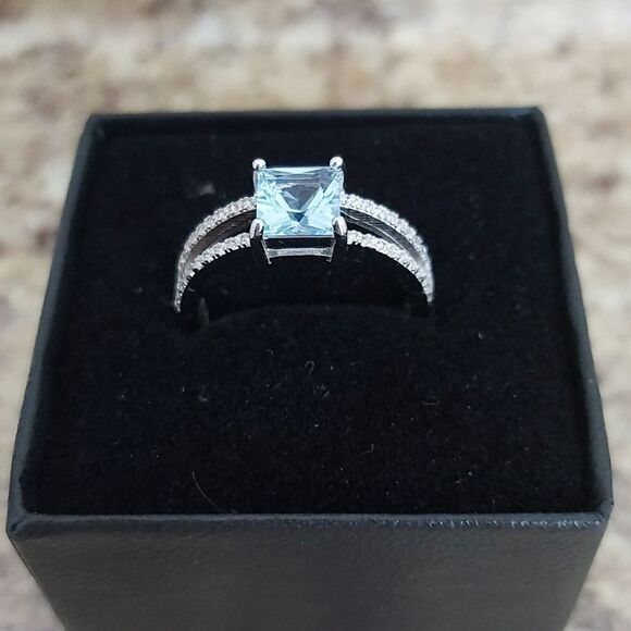 1.2 Carat SkyโBlue Topaz 925 Sterling Silver Gemstone Ring - Picture 4 of 13